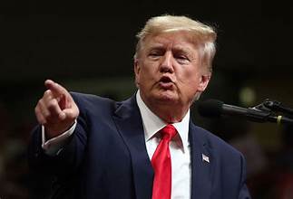 Trump Lepas Mikrofon, Walk Out Saat Siaran