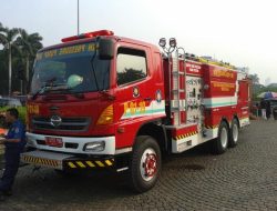 Beton Ambruk Hantam Mobil Damkar, Petugas Terluka