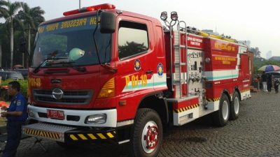 Beton Ambruk Hantam Mobil Damkar, Petugas Terluka