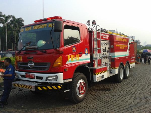 Ilustrasi pemadam kebakaran mobil | Beton Ambruk Hantam Mobil Damkar, Petugas Terluka