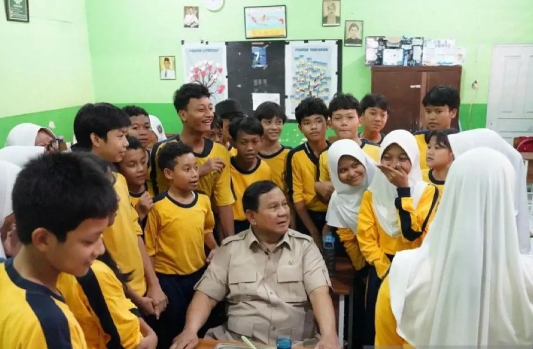 Prabowo Tinjau MBG, Siswa Diajak Berdialog