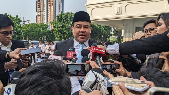 Said Iqbal saat menyampaikan keterangan kepada media saat tiba di Istana Negara, Jakarta, Senin (8/6/2026). (CNBC Indonesia/Emir Yanwardhana).
