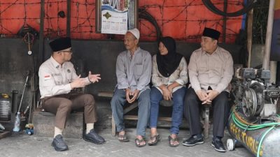 Wamenhaj Dahnil Anzar Simanjuntak mendatangi lapak tambal ban milik Sulaji yang berlokasi di Semarang, Rabu (24/6/2026). Foto: Media Center Haji 2026