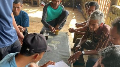 Warga Pandeglang Tuntut Jalan Layak Lewat Aksi Petisi Darah