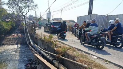 Jembatan CBL Tak Diperbaiki, Warga Bergerak