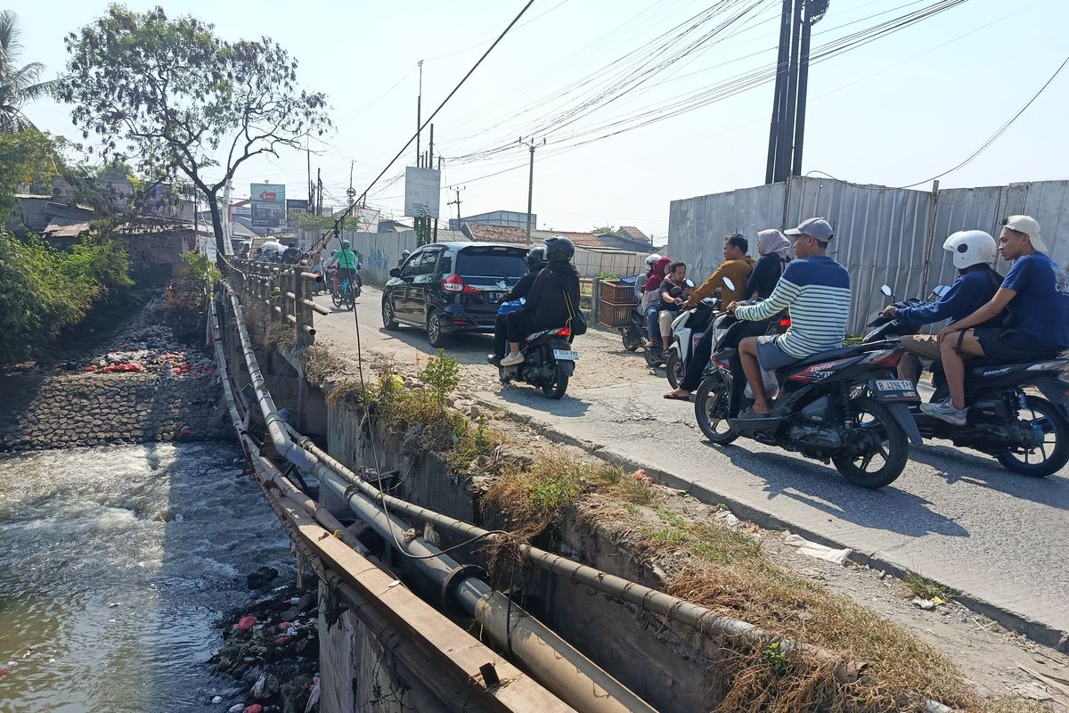 Jembatan CBL Tak Diperbaiki, Warga Bergerak