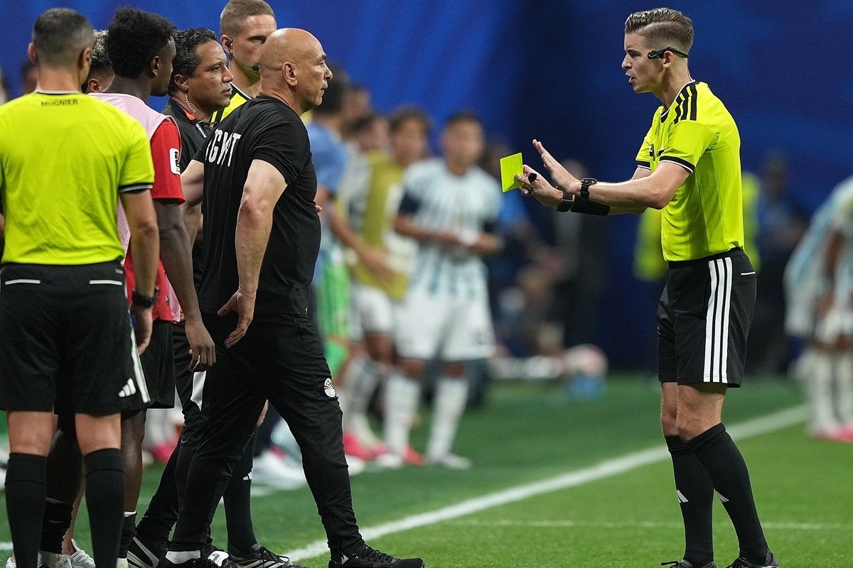 Wasit berbincang dengan Pelatih Timnas Mesir Hossam Hassan (kedua dari kanan) dalam pertandingan babak 16 besar antara Timnas Argentina dan Mesir di Piala Dunia FIFA 2026 di Stadion Atlanta, Atlanta, Amerika Serikat, pada 7 Juli 2026. (Xinhua/Huang Zongzhi)
