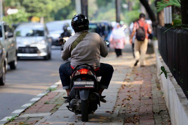 Viral! Pemotor Ngaku Tentara Ngotot di Trotoar