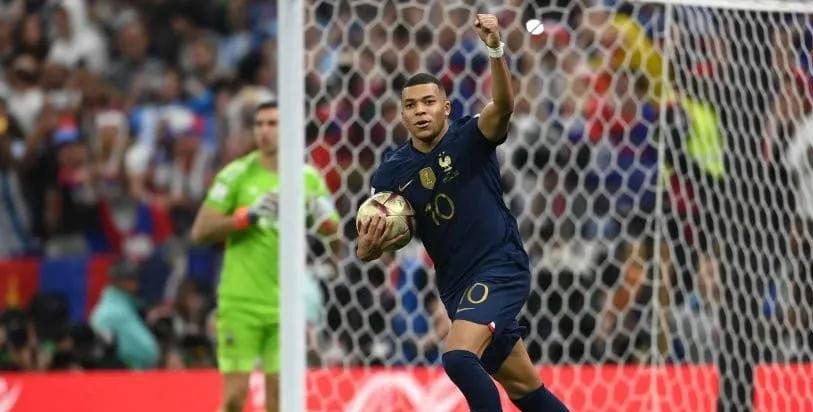 Mbappe Antar Prancis ke Delapan Besar